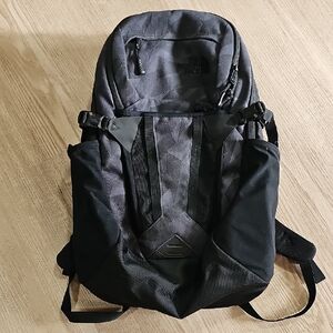 The North Face Men's Charcoal and Black Backpack Recon 30 Liter